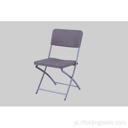 Plastikowe krzesło z rattanu z metalowymi nogami